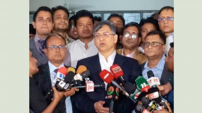 সাংবাদিকদের সঙ্গে কথা বলছেন বিএনপির স্থায়ী কমিটির সদস্য সালাহ উদ্দিন আহমেদ