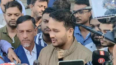আন্তর্জাতিক অপরাধ ট্রাইব্যুনালনের সামনে সাংবাদিকদের সঙ্গে কথা বলছেন মীর মুগ্ধের ভাই মীর মাহবুবুর রহমান স্নিগ্ধ