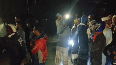 মরদেহ দেখতে স্থানীয়দের ভিড়