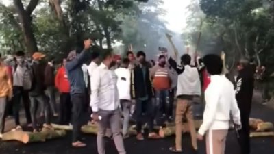 সড়ক অবরোধ করে বিক্ষোভ
