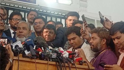 সাংবাদিকদের সঙ্গে কথা বলছেন আসামিপক্ষের আইনজীবী আমির হোসেন