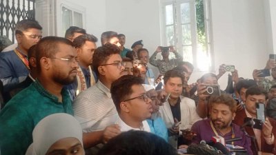 সাংবাদিকদের সঙ্গে কথা বলছেন ঢাকা বিশ্ববিদ্যালয় কেন্দ্রীয় ছাত্র সংসদের (ডাকসু) ভিপি সাদিক কায়েম