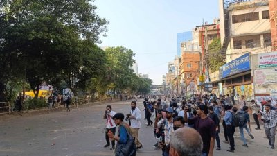মিরপুর সড়কে যান চলাচল কার্যত বন্ধ রয়েছে