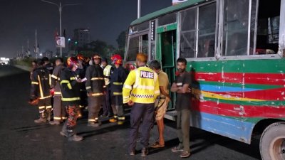 ফায়ার সার্ভিস গিয়ে আগুন নিয়ন্ত্রণে আনে
