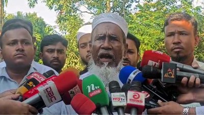 রায়ের পর সাংবাদিকদের সঙ্গে কথা বলেন শহীদ আবু সাঈদের বাবা মকবুল হোসেন