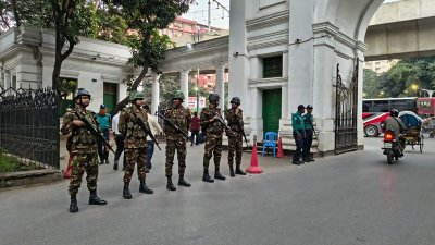 শেখ হাসিনাসহ তিনজনের রায় ঘোষণাকে ঘিরে রাজধানীজুড়ে নেওয়া হয়েছে কঠোর নিরাপত্তা ব্যবস্থা। রবিবার (১৬ নভেম্বর) থেকেই রাজধানীর গুরুত্বপূর্ণ পয়েন্ট, সরকারি স্থাপনা, কোর্ট প্রাঙ্গণ, কূটনৈতিক এলাকা, বিশ্ববিদ্যালয় ও গণজমায়েতপ্রবণ স্থানগুলোতে ব্যাপক পুলিশের পাশাপাশি মোতায়েন করা হয়েছে র‌্যাব, সেনাবাহিনী ও বর্ডার গার্ড বাংলাদেশ। (ছবি: বাংলা ট্রিবিউন)