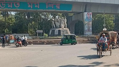 অন্যান্য দিনের তুলনায় আজ টিএসসিতে শিক্ষার্থীদের আনাগোনা কম। ছবি: মসীন কবির
