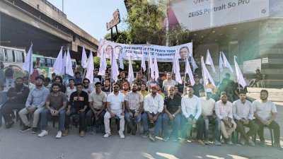 ‘আওয়ার প্রটেস্ট ফর দ্য পিস টুডে, ফর ইওর পিস টুমরো’ স্লোগানকে সামনে রেখে উত্তরার বিভিন্ন গুরুত্বপূর্ণ পয়েন্টে অবস্থান নিয়েছেন তারা