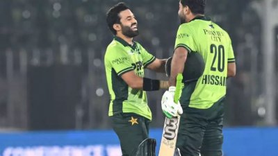 শতরানের জুটিতে অবিচ্ছিন্ন থাকেন রিজওয়ান-তালাত।