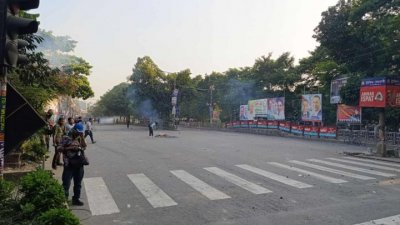 দফায় দফায় সংঘর্ষে মিরপুর সড়কে যান চলাচল বন্ধ