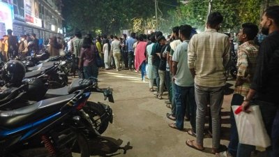 ভূরিভোজে অংশ নিতে লম্বা লাইন