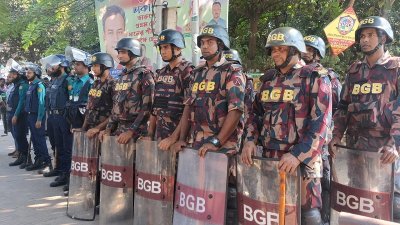 ধানমন্ডি ৩২ নম্বরে কড়া পাহারায় আইনশৃঙ্খলা বাহিনী/রাকিবুল ইসলাম/বাংলা ট্রিবিউন