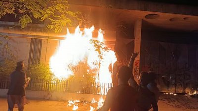 জেলা আওয়ামী লীগের সাধারণ সম্পাদক ও সাবেক সংসদ সদস্য নিজাম হাজারীর বাড়ির প্রধান ফটকে আগুন দিয়েছেন বৈষম্যবিরোধী ছাত্র আন্দোলনের নেতাকর্মীরা