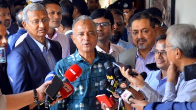 সাংবাদিকদের সঙ্গে কথা বলছেন স্বরাষ্ট্র উপদেষ্টা