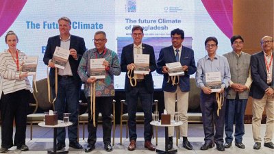 বৈজ্ঞানিক প্রতিবেদন ‘দ্য ফিউচার ক্লাইমেট অব বাংলাদেশ’ উন্মোচনে অতিথিরা