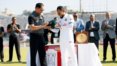 মাইলফলক টেস্টের জন্য মুশফিককে বিশেষ ক্যাপ তুলে দেন সাবেক অধিনায়ক হাবিবুল বাশার।