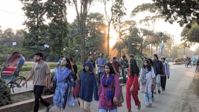 লালদিয়া কনটেইনার টার্মিনাল ৩৫ বছরের জন্য বিদেশি কোম্পানির হাতে তুলে দেওয়ার প্রতিবাদে বিক্ষোভ সমাবেশ করেছেন জাহাঙ্গীরনগর বিশ্ববিদ্যালয়ের (জাবি) একদল শিক্ষার্থী