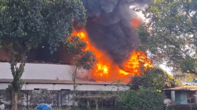 শিরিরচালা এলাকায় স্ট্যান্ডার্ড ফিনিস অয়েল কোম্পানি লিমিটেড (ইউনিট-২) নামের কয়েল তৈরির কারখানায় লাগা আগুন প্রায় সাড়ে তিন ঘণ্টা পর নিয়ন্ত্রণে