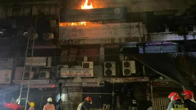 ফায়ার সা‌র্ভিসের ৪ট ইউনিটের চেষ্টায় আগুন নিয়ন্ত্রণে আসে