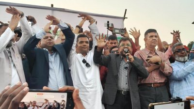 বিএনপি প্রার্থী মো. আবদুল মান্নানের মনোনয়ন পুনর্বিবেচনার দাবি জানিয়ে এক মঞ্চে দাঁড়িয়ে ক্রিকেটারের ভঙ্গিতে ‘রিভিউ আবেদন’ করেছেন মনোনয়নবঞ্চিত সাত নেতা