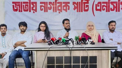 কথা বলছেন আখতার হোসেন