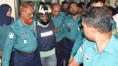 আসামিকে আদালতে তুলেছে পুলিশ