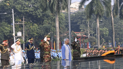 শিখা অনির্বাণে প্রধান উপদেষ্টার শ্রদ্ধা (ছবি: প্রেস উইং)