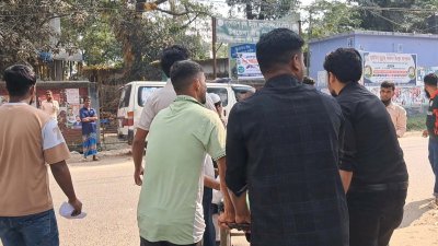 আহতদের বিভিন্ন হাসপাতালে নেওয়া হয়েছে
