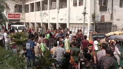 হাসপাতালের সামনে মানুষ