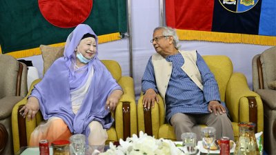 সেনাকুঞ্জে অন্তর্বর্তীকালীন সরকারের প্রধান অধ্যাপক মুহাম্মদ ইউনূসের সঙ্গে একান্তে কথা বলেছেন বিএনপির চেয়ারপারসন খালেদা জিয়া