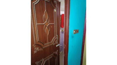দরজার তালা ভেঙে ভেতরে ঢোকে ডাকাত দল