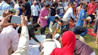 ৪৭ পাউন্ড ওজনের কেক কেটে ইসলামী বিশ্ববিদ্যালয়ের (ইবি) ৪৭তম প্রতিষ্ঠাবার্ষিকী উদযাপনের আয়োজন করেছে বিশ্ববিদ্যালয় প্রশাসন