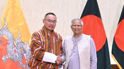 প্রধান উপদেষ্টা ড. মুহাম্মদ ইউনূসের সঙ্গে ভুটানের প্রধানমন্ত্রী শেরিং তোবগ
