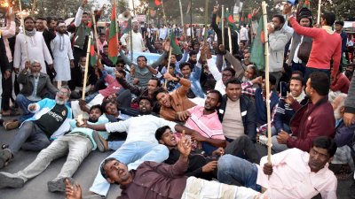 শনিবার বিকালে রাজশাহীর পবা উপজেলার খড়খড়ি এলাকায় মহাসড়কে শুয়ে অবরোধ করেছেন বিএনপির এক পক্ষের নেতাকর্মীরা