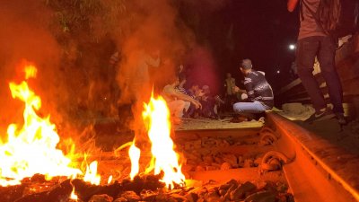 বিশ্ববিদ্যালয় সংলগ্ন স্টেশন বাজার রেললাইন অবরোধ করেন শিক্ষার্থীরা
