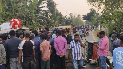 ঘটনাস্থলে স্থানীয় মানুষদের ভিড়