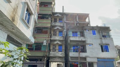 ঢাকার ধামরাইয়ে ভূমিকম্পে হেলে পড়া ভবন