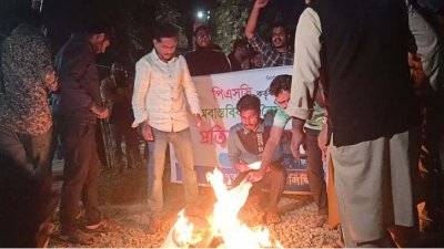 বিসিএস পরীক্ষার প্রবেশপত্র পুড়িয়ে প্রতিবাদ জানান আন্দোলনকারী শিক্ষার্থীরা