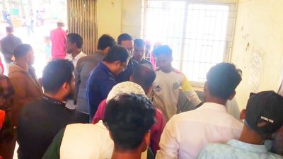 মরদেহের কাছে পুলিশ ও অন্যরা