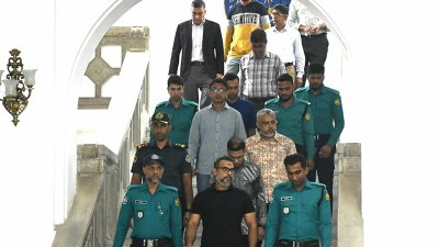 কড়া নিরাপত্তায় আসামিদের ট্রাইব্যুনালে হাজির করা হয় (ছবি: নাসিরুল ইসলাম)