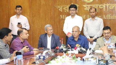 কথা বলছেন স্বরাষ্ট্র উপদেষ্টা মো. জাহাঙ্গীর আলম চৌধুরী