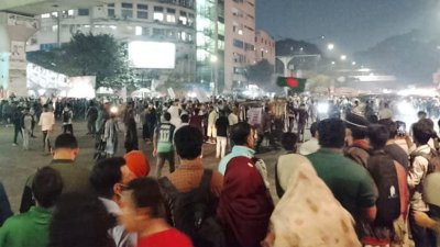 ৪৭তম বিসিএস পরীক্ষা পেছানোর দাবিতে শাহবাগ অবরোধ