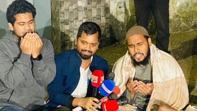 উপাচার্যের বাসভবনের সামনে শিক্ষার্থীদের মোনাজাত
