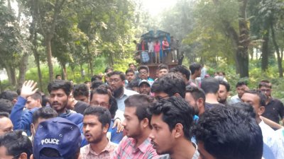 ৪৭তম বিসিএসের লিখিত পরীক্ষার প্রস্তুতির জন্য ‘যৌক্তিক সময়ের’ দাবিতে দ্বিতীয় দিনের মতো আন্দোলন করছেন বাংলাদেশ কৃষি বিশ্ববিদ্যালয়ের একদল শিক্ষার্থী