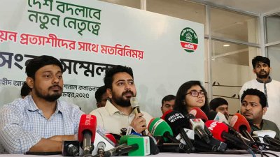 কথা বলছেন নাহিদ ইসলাম