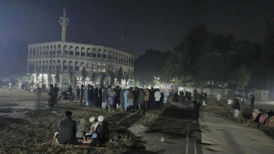 আতঙ্কে সারারাত জেগে ঘরের বাইরে অবস্থান নেয় সাধারণ মানুষ