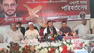রবিবার দুপুরে ফেনী শহরের একটি গণমিলনায়তনে ত্রয়োদশ জাতীয় সংসদ নির্বাচন সামনে রেখে সাংবাদিকদের সঙ্গে মতবিনিময় সভায় বক্তব্য দেন এবি পার্টির চেয়ারম্যান মজিবুর রহমান মঞ্জু