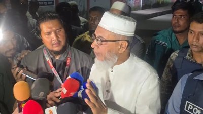 সাংবাদিকদের সঙ্গে কথা বলছেন অধ্যক্ষ মোহাম্মদ ওবায়দুল হক