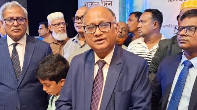 সোমবার দুপুরে হবিগঞ্জ শিল্পকলা একাডেমিতে দুদকের জেলা সমন্বিত কার্যালয় আয়োজিত গণশুনানি শেষে সাংবাদিকদের সঙ্গে কথা বলেন দুদক চেয়ারম্যান মোহাম্মদ আবদুল মোমেন