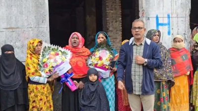 ফুল দিয়ে শ্রদ্ধা নিবেদন করেছেন নিহত শ্রমিকদের স্বজন, আহত শ্রমিক ও বিভিন্ন শ্রমিক সংগঠনের নেতাকর্মীরা